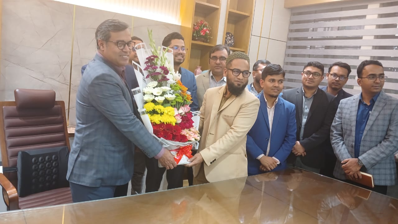 নবযোগদানকৃত মহাপরিচালক জনাব মোঃ আমিনুল ইসলাম স্যারকে ফুল দিয়ে বরণ করে নিচ্ছেন এই অধিদপ্তরের পরিচালক মহোদয় এবং অন্যান্য কর্মকর্তাবৃন্দ।