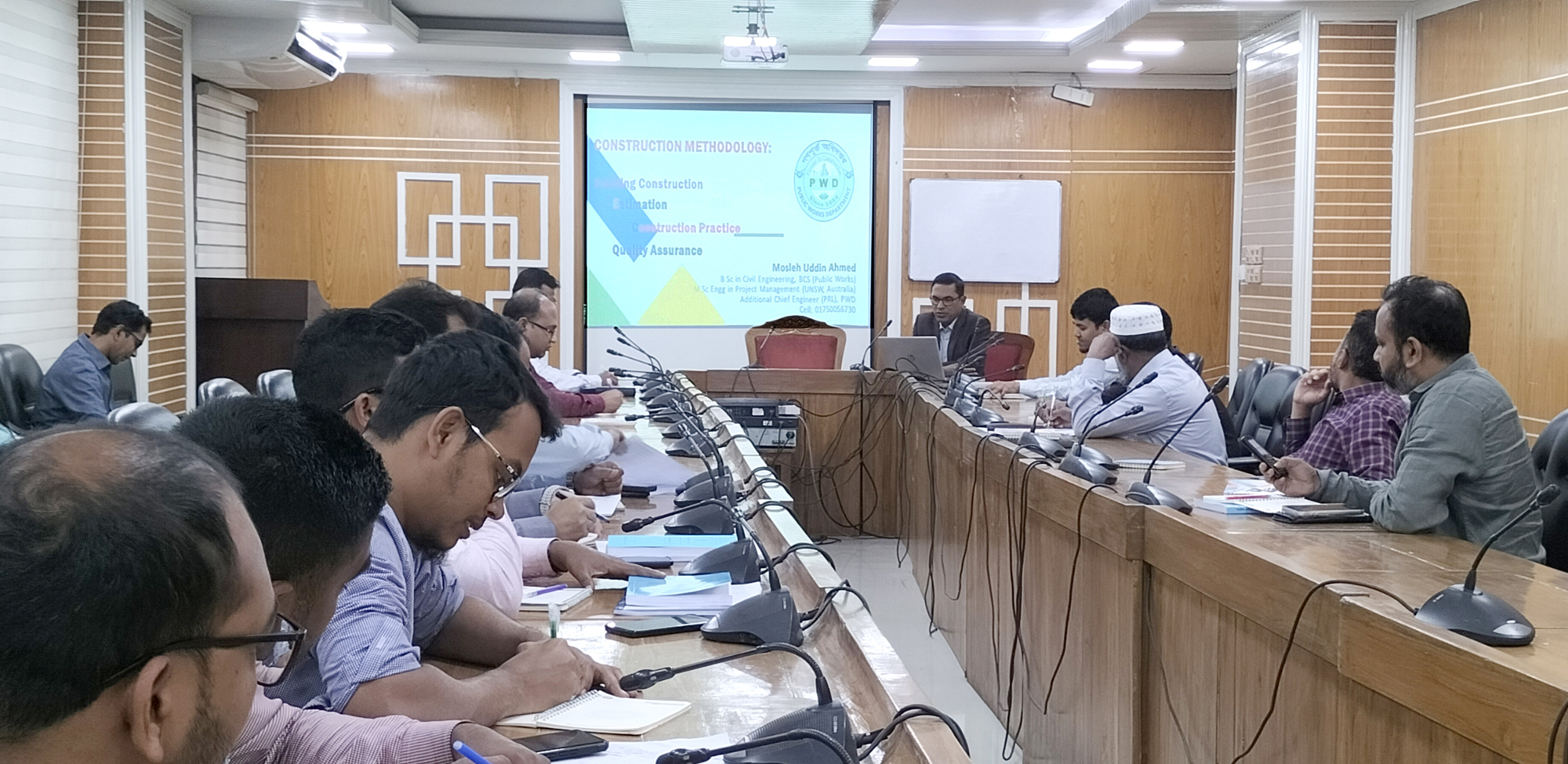 ইন হাউজ প্রশিক্ষণ দিচ্ছেন জনাব মোসলেহ উদ্দীন আহমেদ, নির্বাহী প্রকৌশলী, গণপূর্ত অধিদপ্তর।