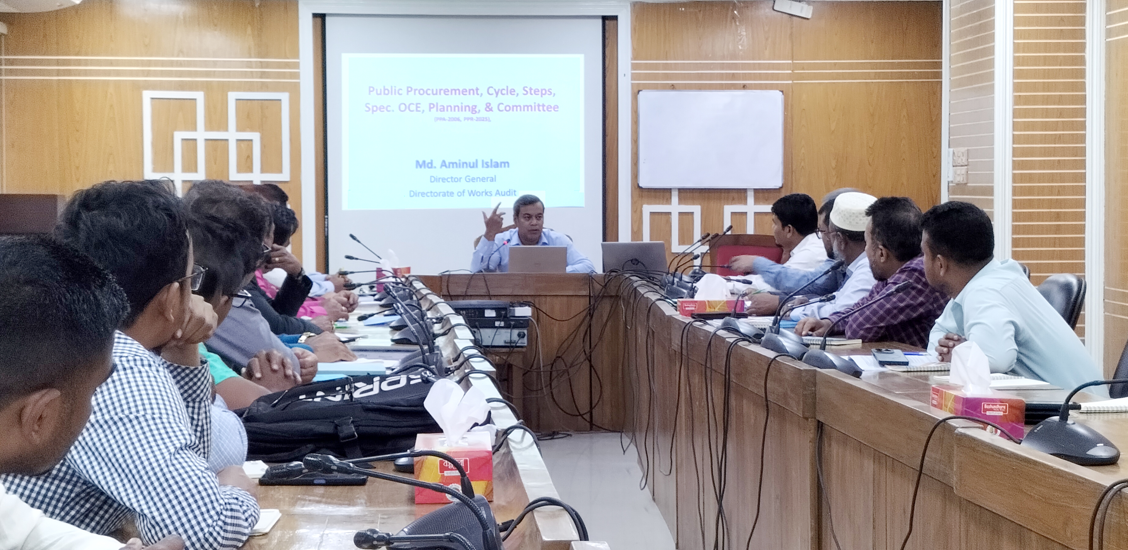 পিপিএ-২০০৬ এবং পিপিআর-২০০৮  এর উপর ইনহাউজ প্রশিক্ষণে সেশন পরিচালনা করছেন পূর্ত অডিট অধিদপ্তরের মহাপরিচালক জনাব মোঃ আমিনুল ইসলাম।